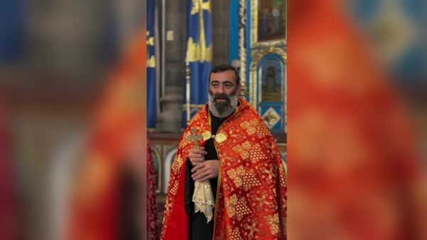 Շիրակի թեմի արժանապատիվ Տեր Փավստոս քահանա Սարգսյանի խոսքը Հայրապետական մաղթանքի ավարտին - Sputnik Արմենիա