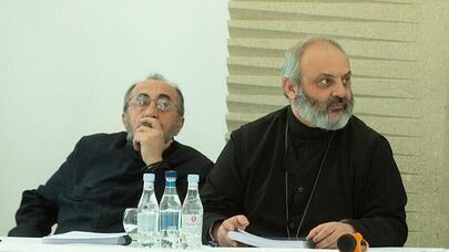 Архиепископы Микаел Аджапахян и Баграт Галстанян во время защиты доктринальной диссертации (22 февраля 2024). Эчмиадзин