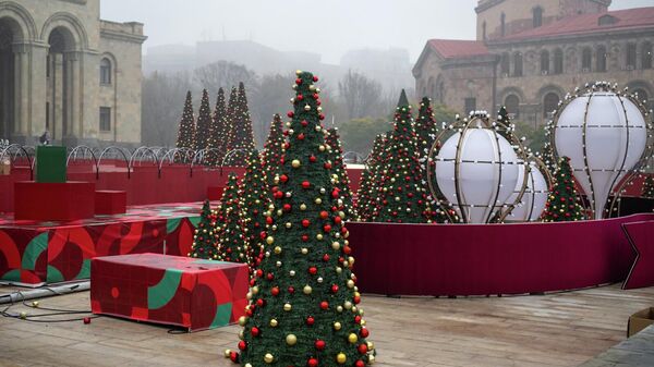 Установка главной новогодней елки на Площади Республики (9 декабря 2025). Еревaн Установка главной новогодней елки на Площади Республики (9 декабря 2025). Еревaн - Sputnik Армения