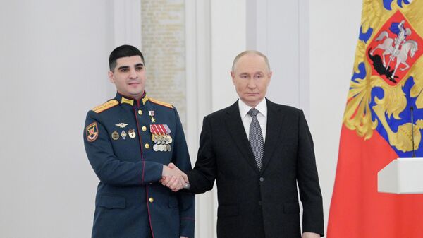 Президент РФ Владимир Путин вручил медаль Золотая Звезда Героя Российской Федерации капитану Сергею Терзияну на торжественном мероприятии по случаю празднования Дня Героев Отечества (9 декабря 2025). Москвa - Sputnik Армения
