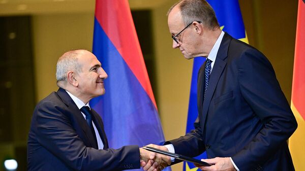 Премьер-министр Армении Никол Пашинян и федеральный канцлер Фридрих Мерц пожимают друг другу руки после подписания меморандума о взаимопонимании перед пресс-конференцией (9 декабря 2025). Берлин - Sputnik Армения