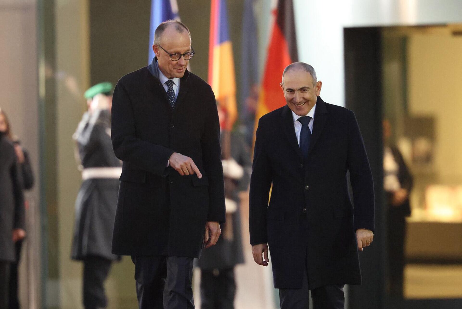 Федеральный канцлер Фридрих Мерц приветствует премьер-министра Армении Никола Пашиняна во время официальной церемонии (9 декабря 2025). Берлин - Sputnik Արմենիա, 1920, 09.12.2025