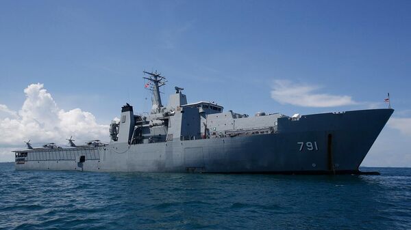 Корабль HTMS Angthonga Королевского военно-морского флота Таиланда стоит на якоре недалеко от глубоководного порта в провинции Пхукет, Таиланд. - Sputnik Армения