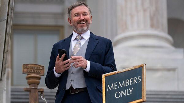 Член Палаты представителей США, республиканец от штата Кентукки Томас Масси подходит к журналистам (18 ноября 2025). Вашингтон - Sputnik Армения