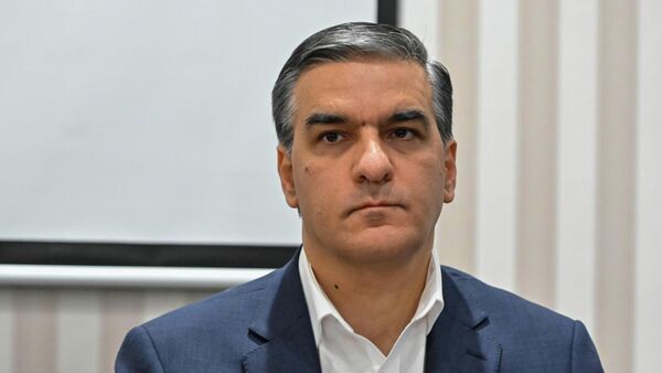 Арман Татоян на пресс-конференции по теме Вопрос пропавших без вести как нерешённая насущная проблема прав человека (10 декабря 2025). Еревaн - Sputnik Армения