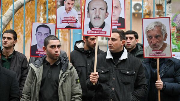 Акция протеста студенческого союза АРФД Никол Агбалян перед ереванским офисом ООН, чтобы привлечь внимание к нарушению прав армянских пленных, незаконно удерживаемых в Баку (10 декабря 2025). Еревaн - Sputnik Армения