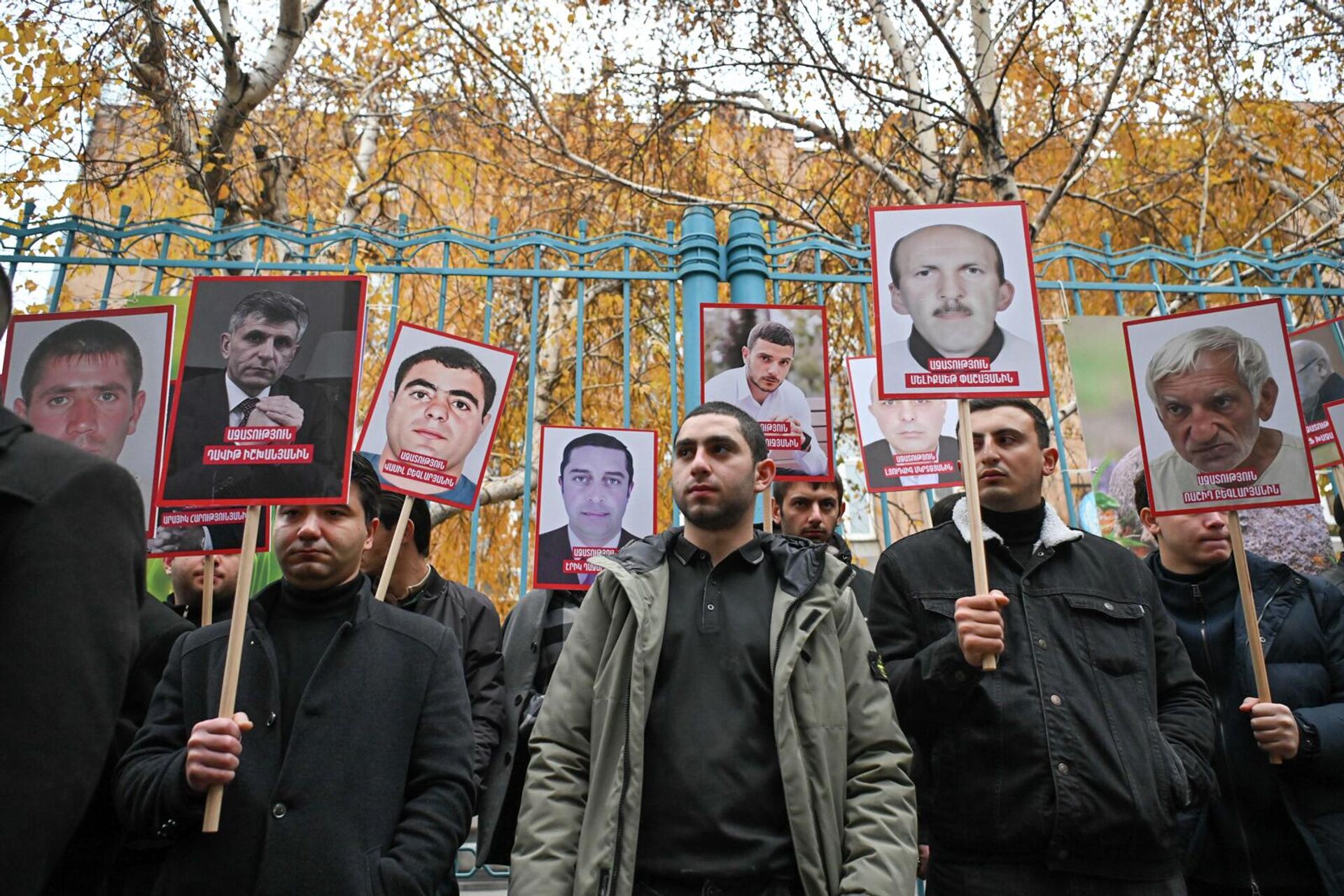 Акция протеста студенческого союза АРФД Никол Агбалян перед ереванским офисом ООН, чтобы привлечь внимание к нарушению прав армянских пленных, незаконно удерживаемых в Баку (10 декабря 2025). Еревaн - Sputnik Արմենիա, 1920, 10.12.2025