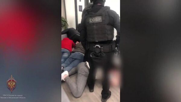 Силовики арестовали 12 человек, которые незаконно легализовали более 53 тыс. мигрантов. - Sputnik Армения