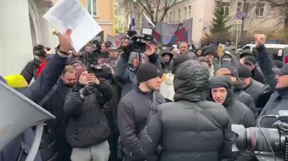 Митингом в поддержку арестованных священнослужителей ААЦ встретили Пашиняна представители армянской диаспоры