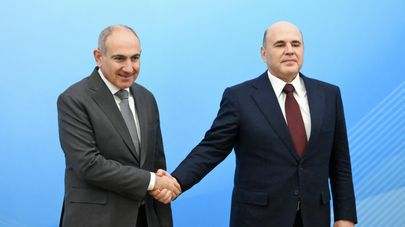 Председатель правительства РФ Михаил Мишустин встречает премьер-министра Армении Никола Пашиняна перед началом заседания Евразийского межправительственного совета (11 декабря 2025). Москвa