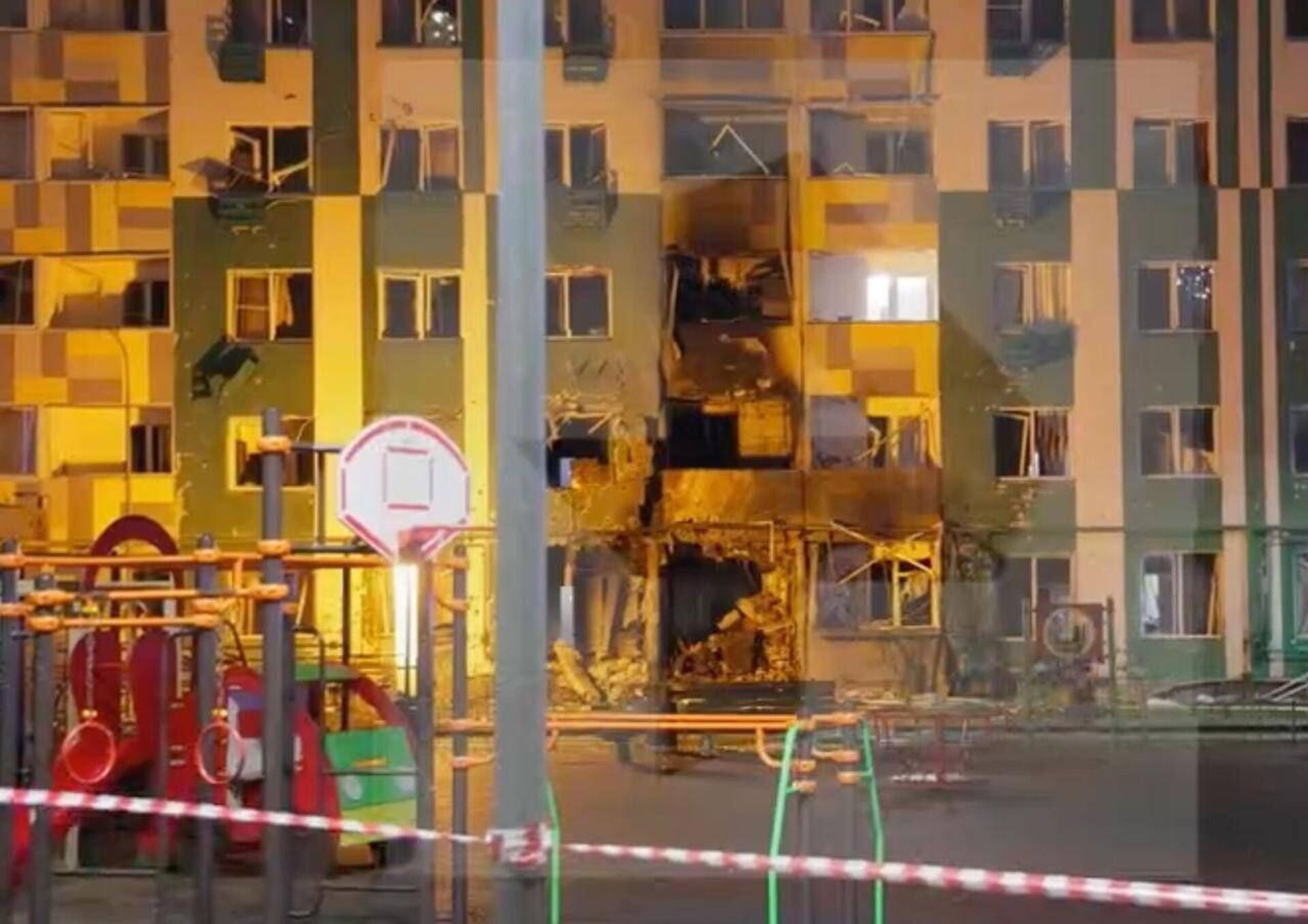 Последствия ночного удара по многоквартирному дому в Твери - Sputnik Армения, 1920, 12.12.2025