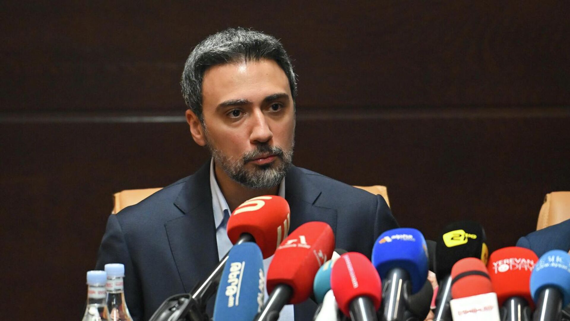 Адвокат Арам Вардеванян во время пресс-конференции (12 декабря 2025). Еревaн - Sputnik Армения, 1920, 12.12.2025