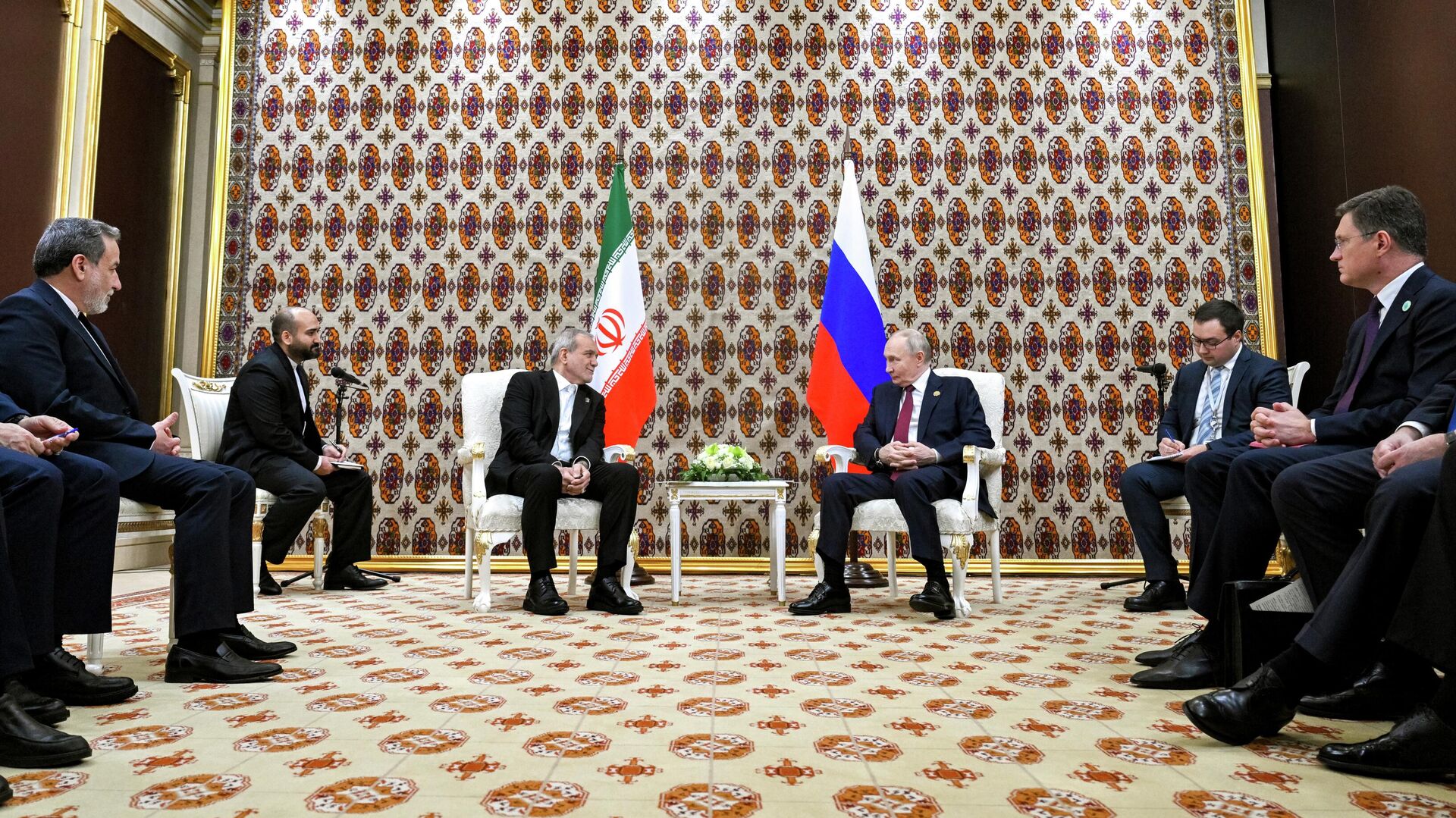 Президент РФ Владимир Путин и президент Ирана Масуд Пезешкиан во время встречи (12 декабря 2025). Ашхабад - Sputnik Армения, 1920, 12.12.2025