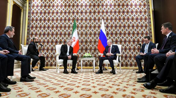 Президент РФ Владимир Путин и президент Ирана Масуд Пезешкиан во время встречи (12 декабря 2025). Ашхабад - Sputnik Армения