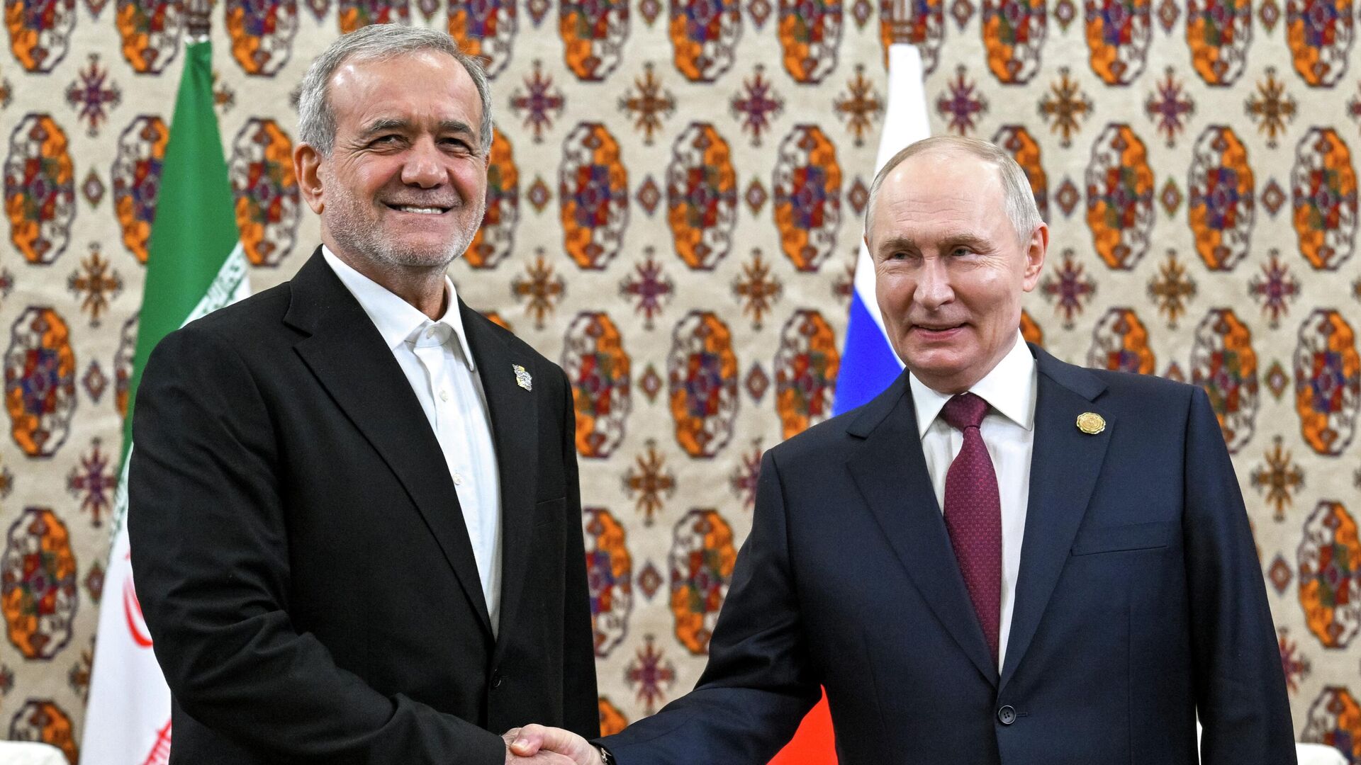 Президент РФ Владимир Путин и президент Ирана Масуд Пезешкиан во время встречи (12 декабря 2025). Ашхабад - Sputnik Армения, 1920, 12.12.2025