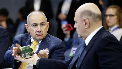 Премьер-министр Никол Пашинян и председатель правительства РФ Михаил Мишустин на Международной конференции по сотрудничеству в области науки и технологий на ВДНХ (12 декабря 2025). Москва