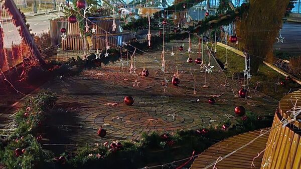 Сильный ветер опрокинул новогоднюю декорацию у главной елки Апарана (14 декабря 2025). Апаран Сильный ветер опрокинул новогоднюю декорацию у главной елки Апарана (14 декабря 2025). Апаран - Sputnik Армения