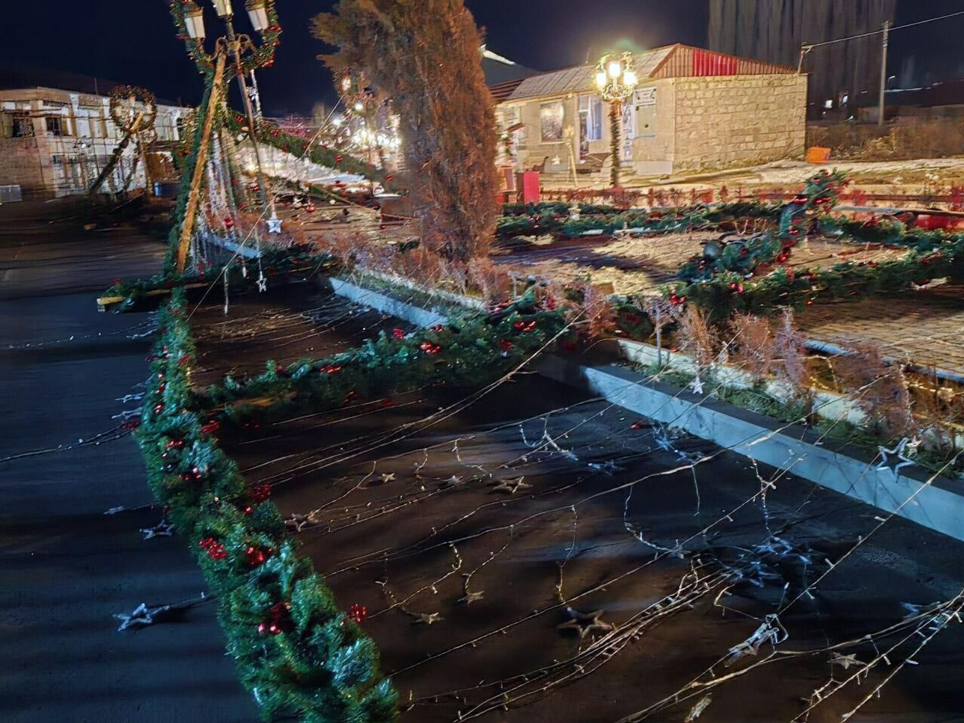 Сильный ветер опрокинул новогоднюю декорацию у главной елки Апарана (14 декабря 2025). Апаран - Sputnik Արմենիա, 1920, 14.12.2025