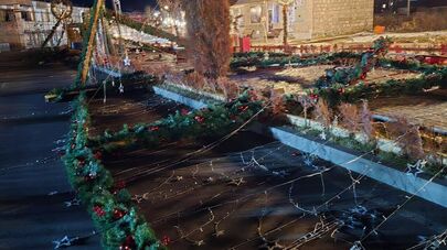 Сильный ветер опрокинул новогоднюю декорацию у главной елки Апарана (14 декабря 2025). Апаран