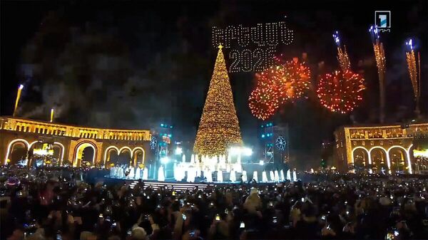 На Площади Республики зажгли огни главной елки страны - Sputnik Армения