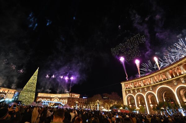 Небо надо столицой озарилось ярким светом - Sputnik Армения