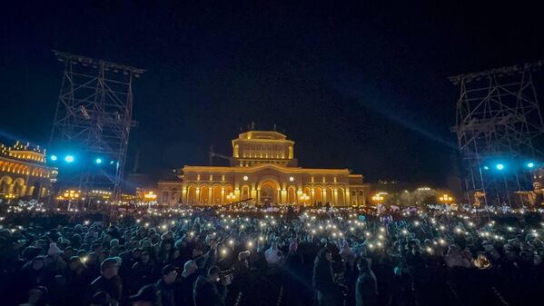 Народ готовится к церемонии зажжения огней главной елки страны - Sputnik Армения