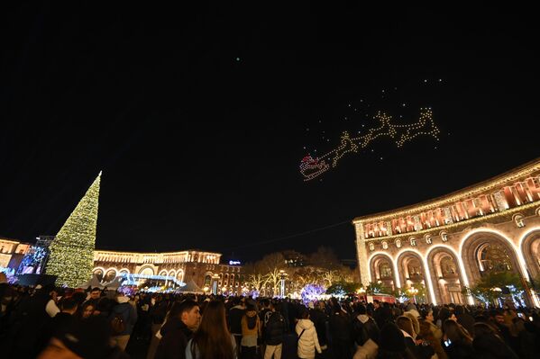 В небе над площадью зажглись световые фигуры - Sputnik Армения
