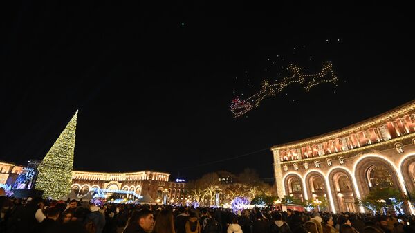 Церемония зажжения огней главной елки страны (14 декабря 2025). Еревaн - Sputnik Армения