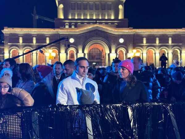 Мэр Еревана Тигран Авинян с супругой Марьям на церемонии зажжения огней главной елки страны - Sputnik Армения