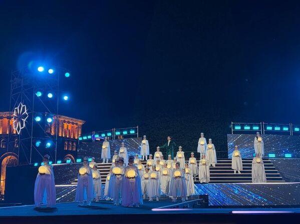 Красочный перформанс на площади Республики - Sputnik Армения