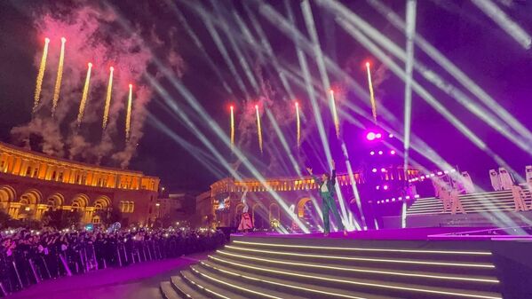 Գլխավոր տոնածառի լույսերի վառման արարողությունը Երևանում - Sputnik Արմենիա