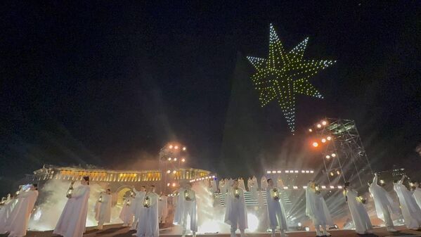 Церемония зажжения огней главной елки страны (14 декабря 2025). Еревaн - Sputnik Армения