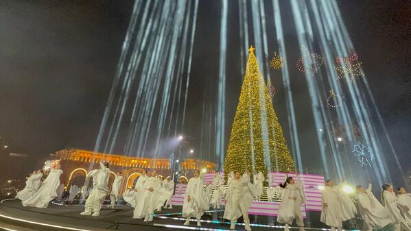 Тысячи огней и световые композиции создали ощущение сказки - Sputnik Армения