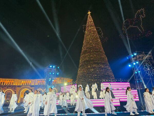 Церемония зажжения огней главной елки страны (14 декабря 2025). Еревaн - Sputnik Армения