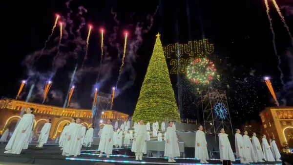 Հանրապետության հրապարակում վառվեցին գլխավոր տոնածառի լույսերը - Sputnik Արմենիա