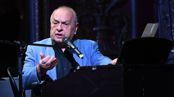 Левон Оганезов выступает на клубном вечере СТИХиЯ во время чумы в театре Школа современной пьесы (19 октября 2020). Москвa - Sputnik Армения