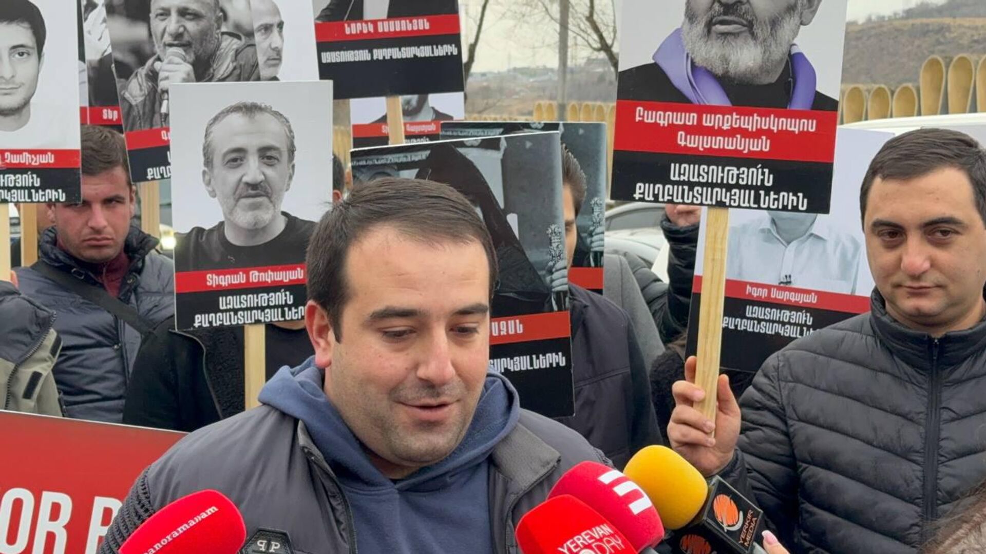 Арменак Григорян во время акции протеста студенческого союза АРФД Никол Агбалян перед ереванским офисом ЕС (15 декабря 2025). Еревaн Арменак Григорян во время акции протеста студенческого союза АРФД Никол Агбалян перед ереванским офисом ЕС (15 декабря 2025). Еревaн - Sputnik Армения, 1920, 15.12.2025