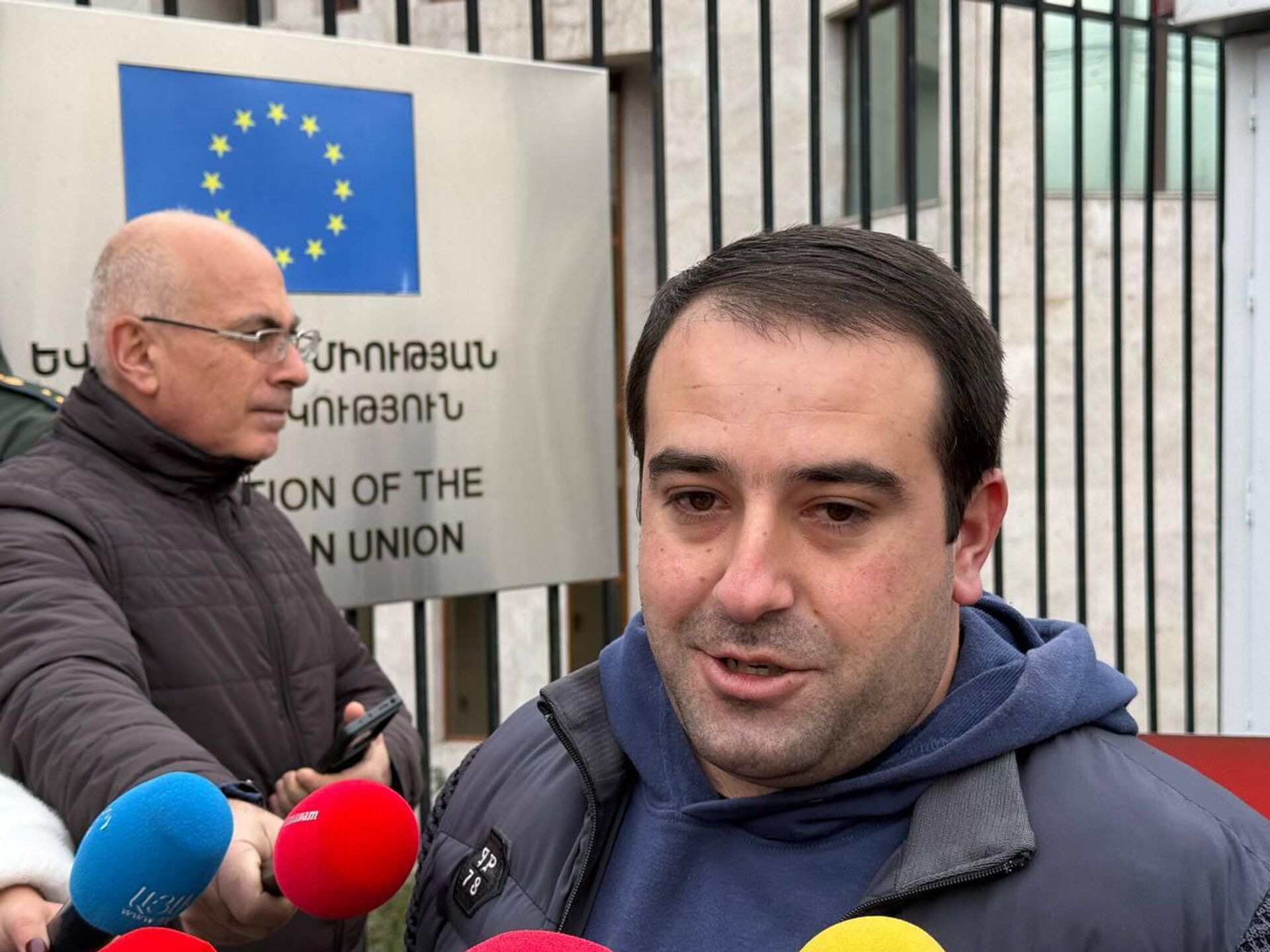 Арменак Григорян во время акции протеста студенческого союза АРФД Никол Агбалян перед ереванским офисом ЕС (15 декабря 2025). Еревaн Арменак Григорян во время акции протеста студенческого союза АРФД Никол Агбалян перед ереванским офисом ЕС (15 декабря 2025). Еревaн - Sputnik Армения, 1920, 15.12.2025
