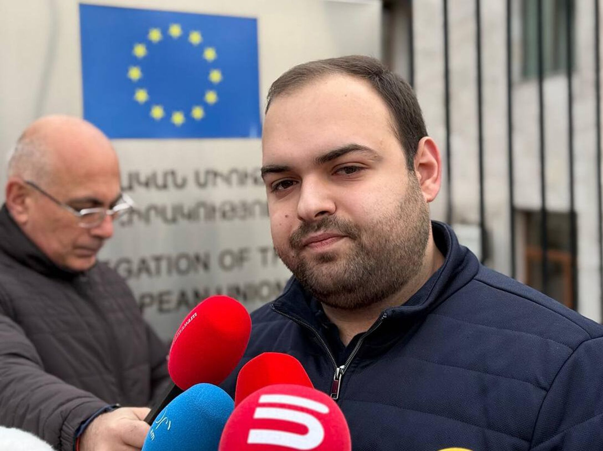 Вардан Галстян во время акции протеста студенческого союза АРФД Никол Агбалян перед ереванским офисом ЕС (15 декабря 2025). Еревaн Вардан Галстян во время акции протеста студенческого союза АРФД Никол Агбалян перед ереванским офисом ЕС (15 декабря 2025). Еревaн - Sputnik Армения, 1920, 15.12.2025