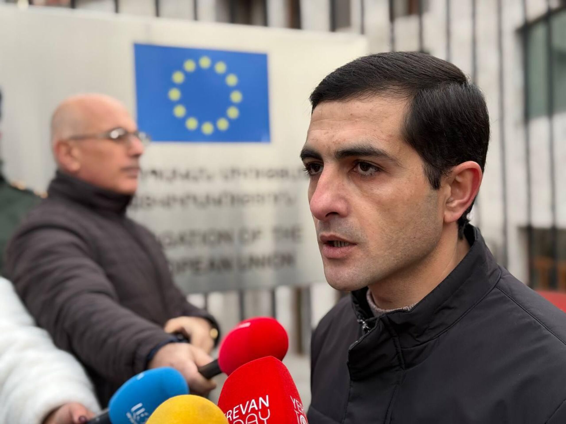 Амиран Галаворян во время акции протеста студенческого союза АРФД Никол Агбалян перед ереванским офисом ЕС (15 декабря 2025). Еревaн Амиран Галаворян во время акции протеста студенческого союза АРФД Никол Агбалян перед ереванским офисом ЕС (15 декабря 2025). Еревaн - Sputnik Армения, 1920, 15.12.2025