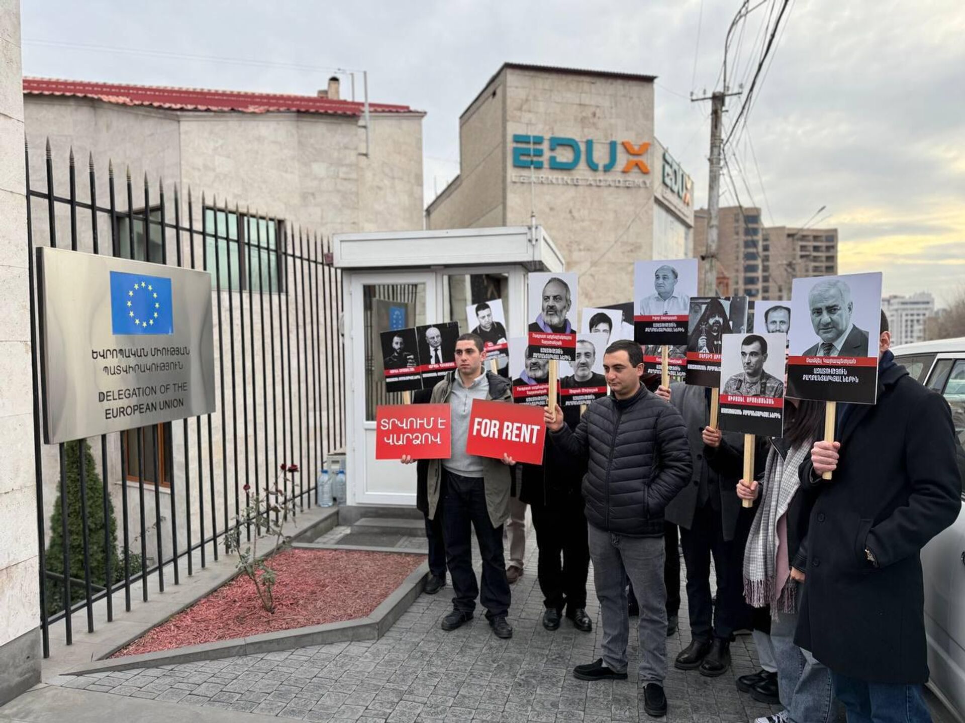 Акция протеста студенческого союза АРФД Никол Агбалян перед ереванским офисом ЕС (15 декабря 2025). Еревaн Акция протеста студенческого союза АРФД Никол Агбалян перед ереванским офисом ЕС (15 декабря 2025). Еревaн - Sputnik Армения, 1920, 15.12.2025