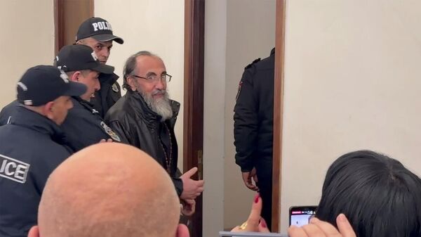 Предводитель Ширакской епархии архиепископ Микаэл Аджапахян покидает зал по окончании судебного заседания (15 декабря 2025). Еревaн - Sputnik Армения