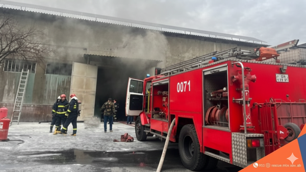 Сотрудники пожарной службы на месте возгорания склада аптеки (15 декабря 2025). Еревaн Сотрудники пожарной службы на месте возгорания склада аптеки (15 декабря 2025). Еревaн - Sputnik Армения