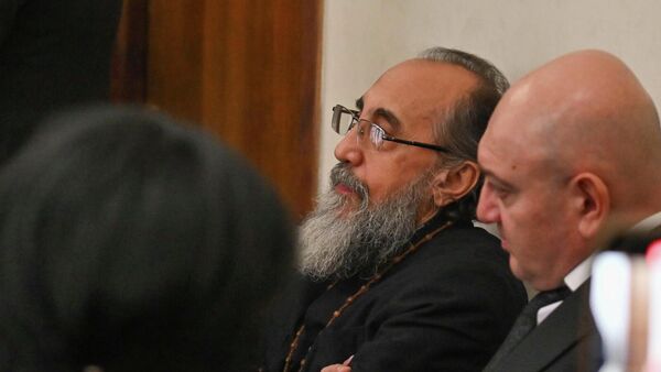 Предводитель Ширакской епархии архиепископ Микаэл Аджапахян во время судебного заседания (15 декабря 2025). Еревaн Предводитель Ширакской епархии архиепископ Микаэл Аджапахян во время судебного заседания (15 декабря 2025). Еревaн - Sputnik Армения