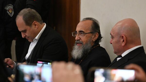 Предводитель Ширакской епархии архиепископ Микаэл Аджапахян во время судебного заседания (15 декабря 2025). Еревaн - Sputnik Армения