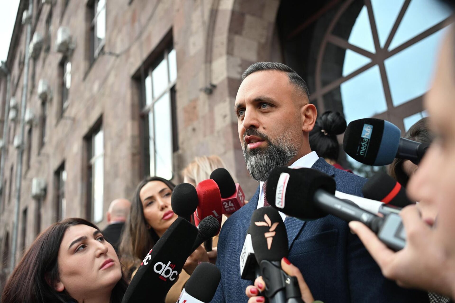 Адвокат Ерем Саркисян отвечает на вопросы журналистов по окончанию судебного заседания (15 декабря 2025). Еревaн - Sputnik Армения, 1920, 15.12.2025