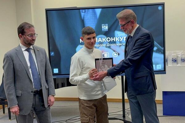 Советник-посланник посольства РФ Максим Селезнев и представитель ГК &quot;Росатом&quot; Вячеслав Прошкин на церемонии награждения победителей &quot;Медиаконкурса имени Ф. М. Достоевского&quot; (15 декабря 2025). Еревaн - Sputnik Армения