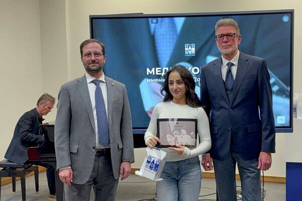 Советник-посланник посольства РФ Максим Селезнев и представитель ГК &quot;Росатом&quot; Вячеслав Прошкин на церемонии награждения победителей &quot;Медиаконкурса имени Ф. М. Достоевского&quot; (15 декабря 2025). Еревaн - Sputnik Армения