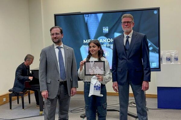 Советник-посланник посольства РФ Максим Селезнев и представитель ГК &quot;Росатом&quot; Вячеслав Прошкин на церемонии награждения победителей &quot;Медиаконкурса имени Ф. М. Достоевского&quot; (15 декабря 2025). Еревaн - Sputnik Армения