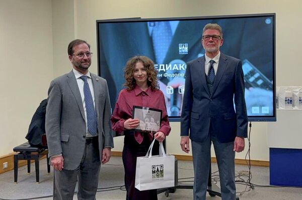 Советник-посланник посольства РФ Максим Селезнев и представитель ГК &quot;Росатом&quot; Вячеслав Прошкин на церемонии награждения победителей &quot;Медиаконкурса имени Ф. М. Достоевского&quot; (15 декабря 2025). Еревaн - Sputnik Армения